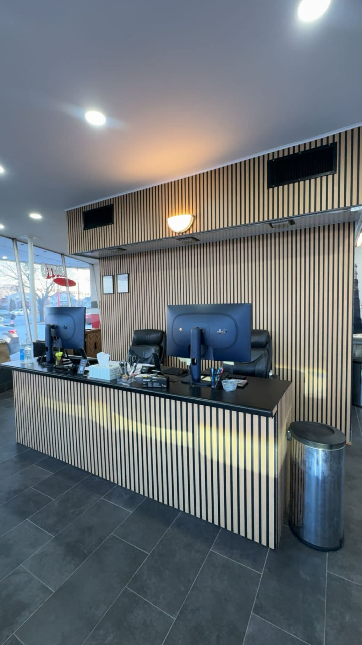Royal Auto Service front desk